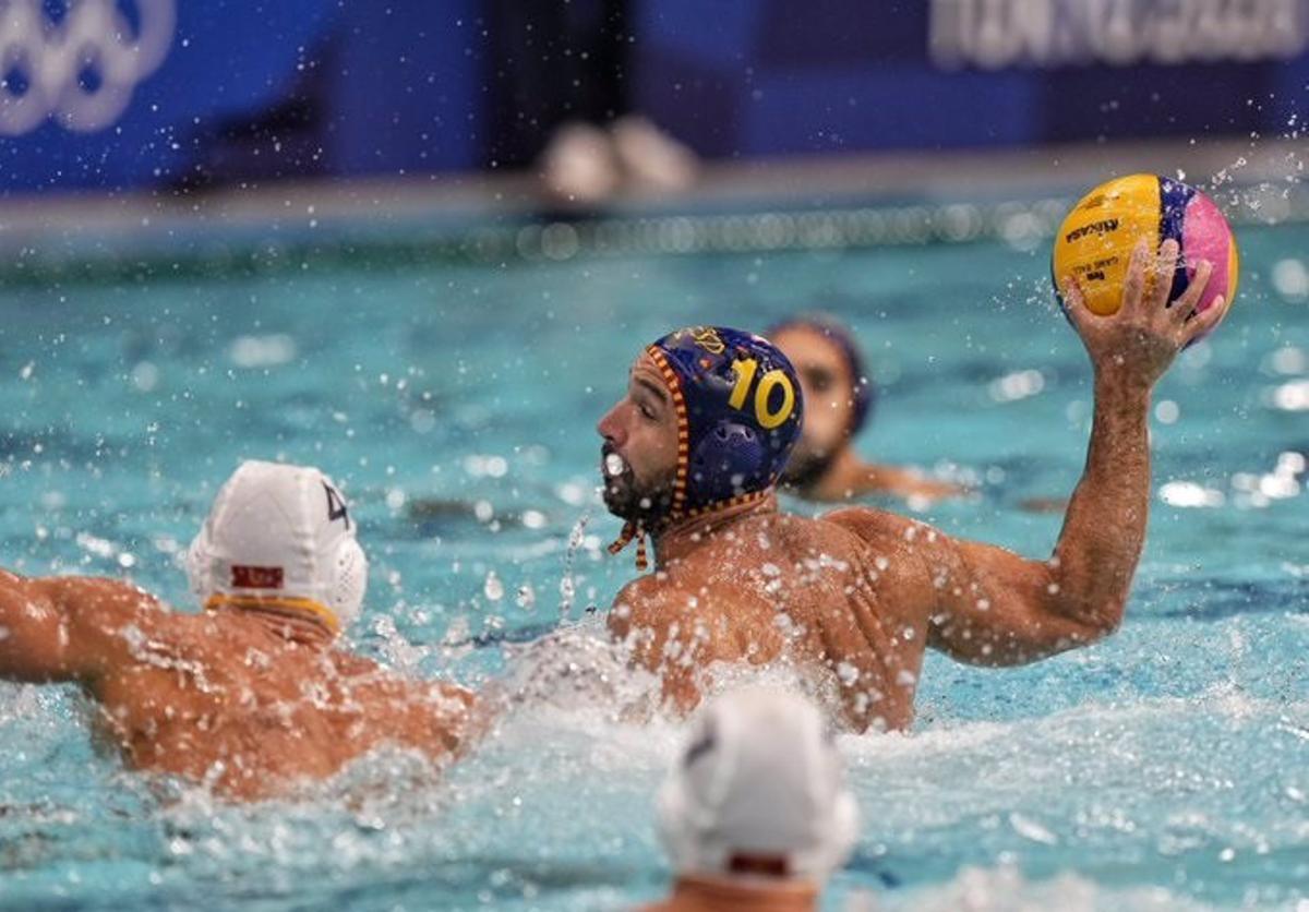 Un instante del España - Montenegro de waterpolo en Tokio 2020.