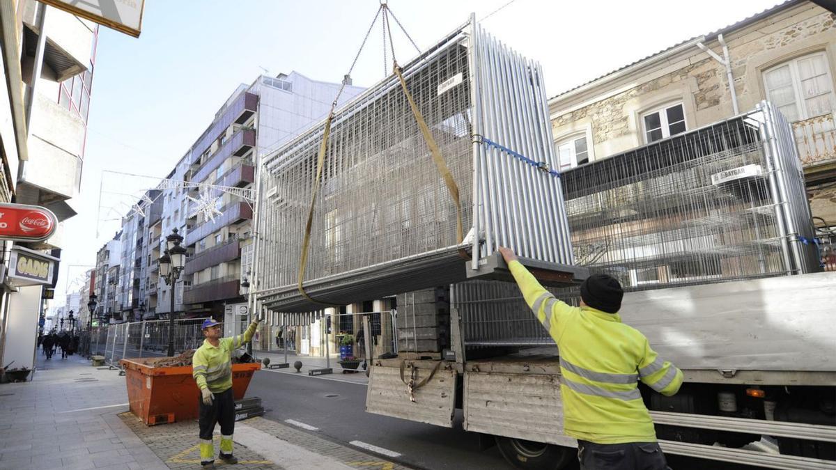 Operarios cerraron ayer la calle con vallas de obra. |   // BERNABÉ/JAVIER LALÍN