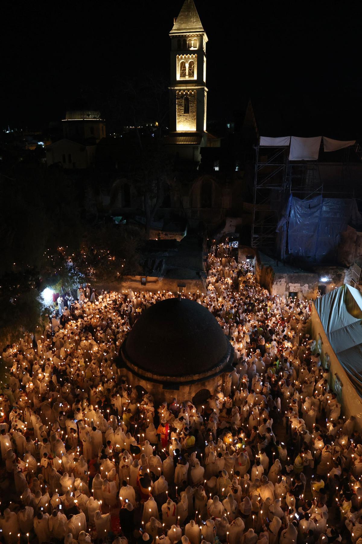 Cristianos ortodoxos celebran “Fuego Sagrado” en Jerusalén. eregrinos cristianos ortodoxos sostienen velas durante la ceremonia del Fuego Sagrado, un día antes de la Pascua ortodoxa, el sábado 15 de abril de 2023 en la Iglesia del Santo Sepulcro en la Ciudad Vieja de Jerusalén, donde muchos cristianos creen que Jesús fue crucificado y enterrado antes de resucitar.