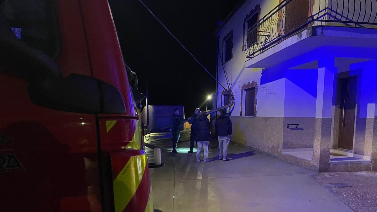 Poste eléctrico caído sobre una vivienda en Castrogozalo