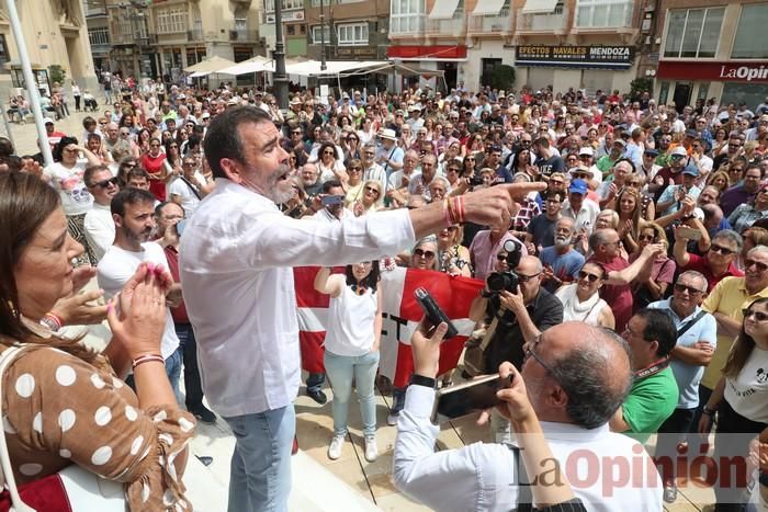 Cientos de personas protestan frente al Ayuntamiento de Cartagena por el pacto entre PP, PSOE y Cs