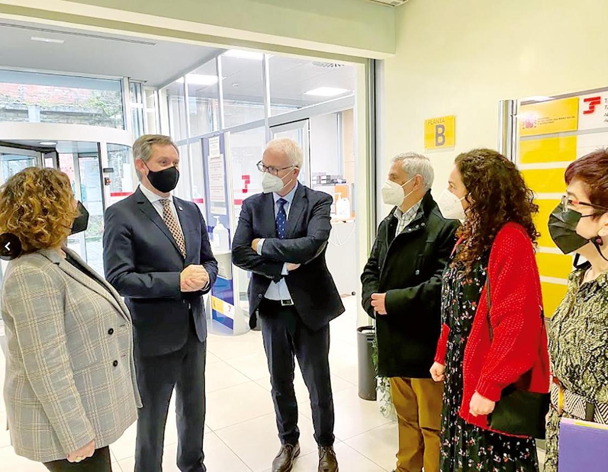 santiago. El delegado del Gobierno, José Miñones, este viernes durante su visita a las oficinas del Instituto Nacional y de la Tesorería de la Seguridad Social. Foto: Gallego