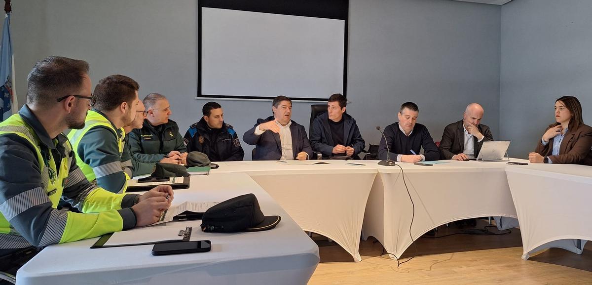 Julio Abalde e Luis Insua, no centro, na Xunta Local de Seguridade de Fisterra.