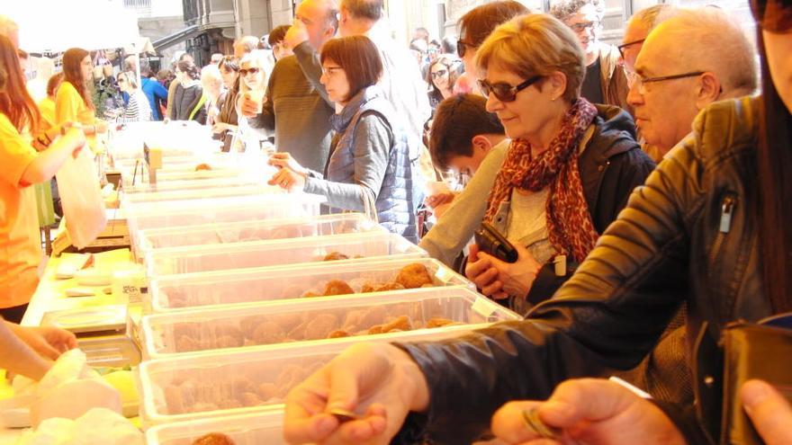 La Fira del Brunyol de Figueres omple de gent l&#039;entorn del carrer Sant Josep