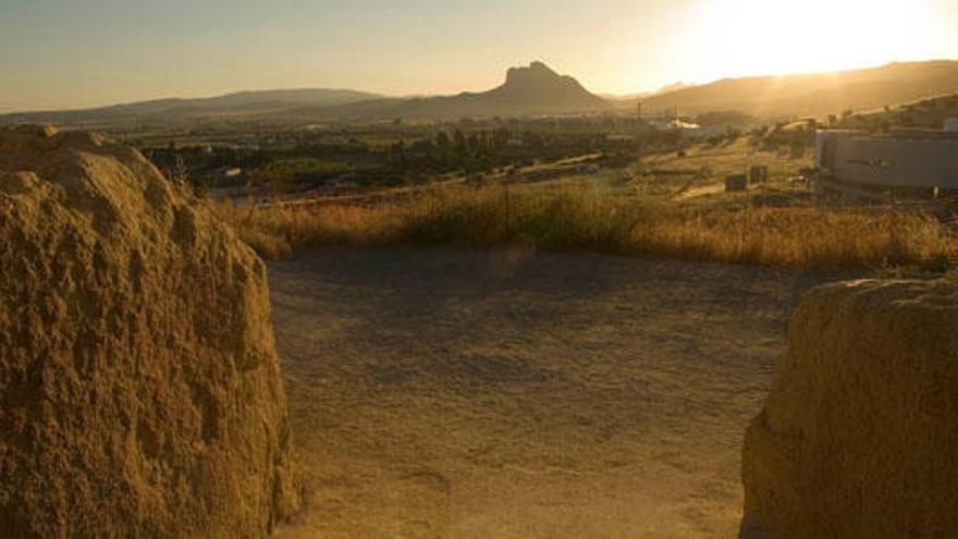 El dolmen de Menga y el tholos de El Romeral son los únicos del mundo con orientación hacia un elemento natural.