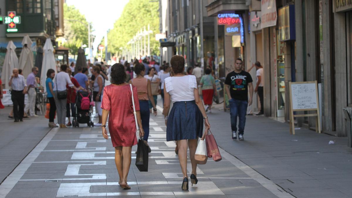 Gente de compras por Santa Clara.