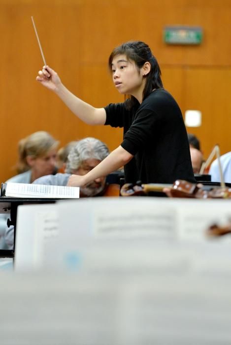 ELIM CHAN DIRECTORA CHINA ORQUESTA FILARMONICA