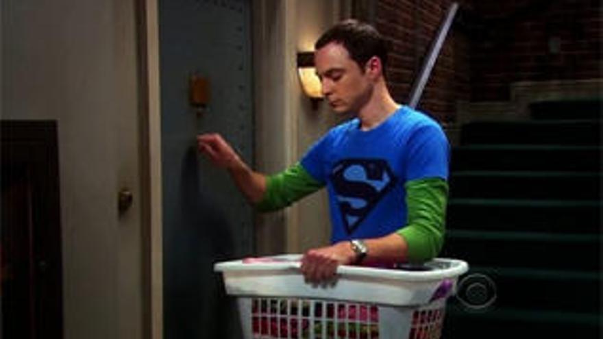 Sheldon desvela porque tiene que llamar tres veces a la puerta.