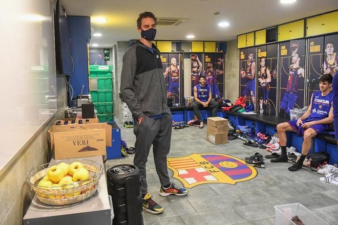 Pau Gasol visita en el entreno a sus compañeros del FC Barcelona.