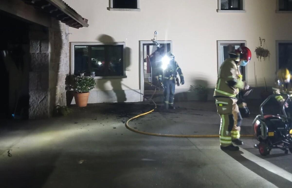 La vivienda de Oín en la que ardió una habitación y sus ocupantes se subieron al tejado