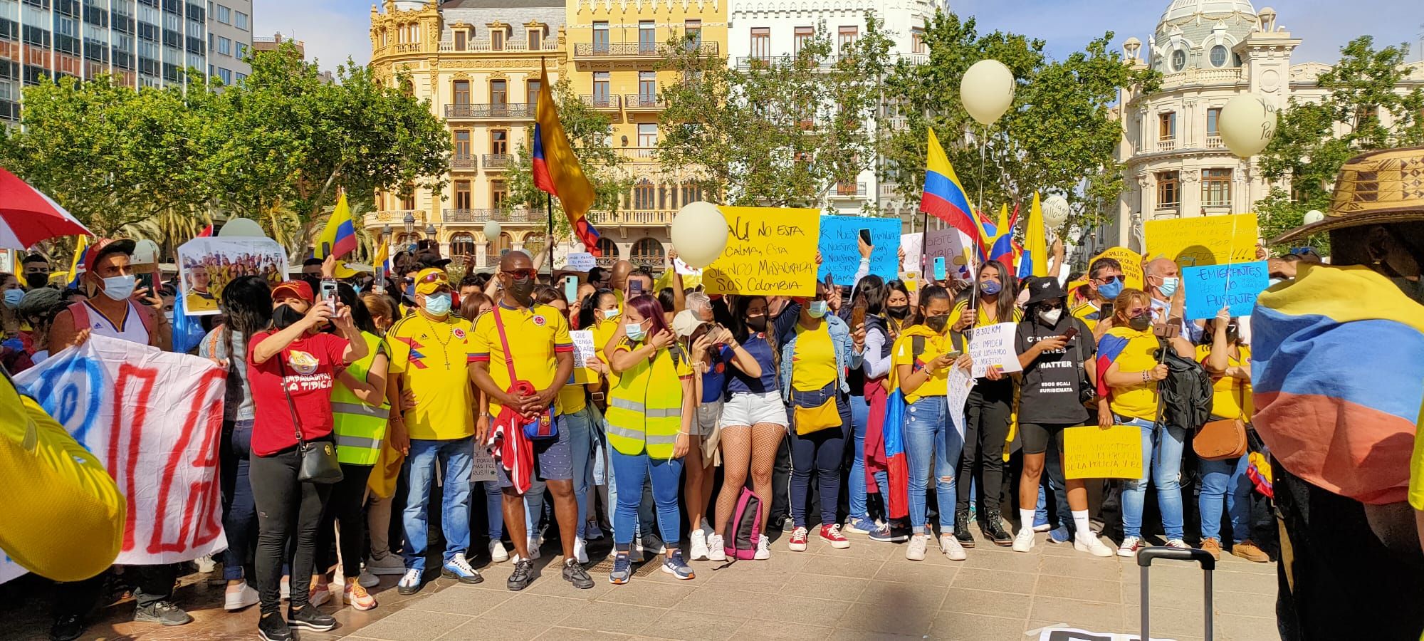 Decenas de colombianos se concentran en València en contra del gobierno de su país