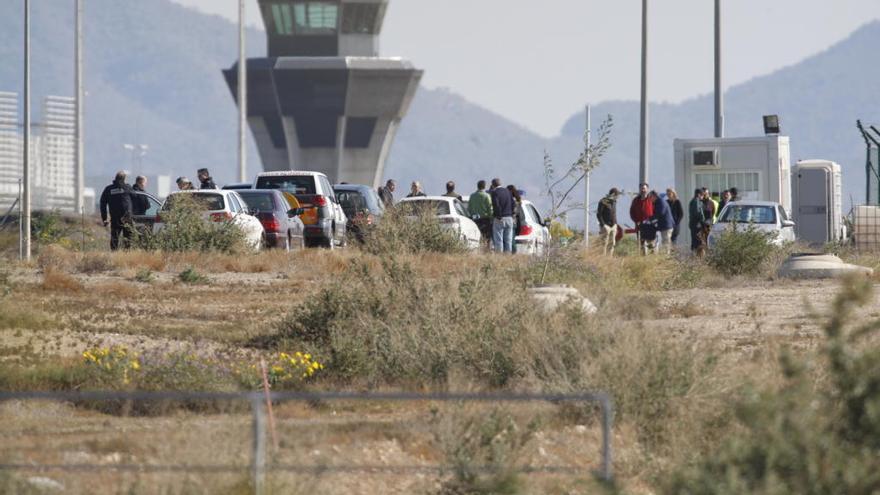 Entrada de los técnicos de la Comunidad en el aeropuerto de Corvera para hacerse cargo de la misma en marzo de este año.