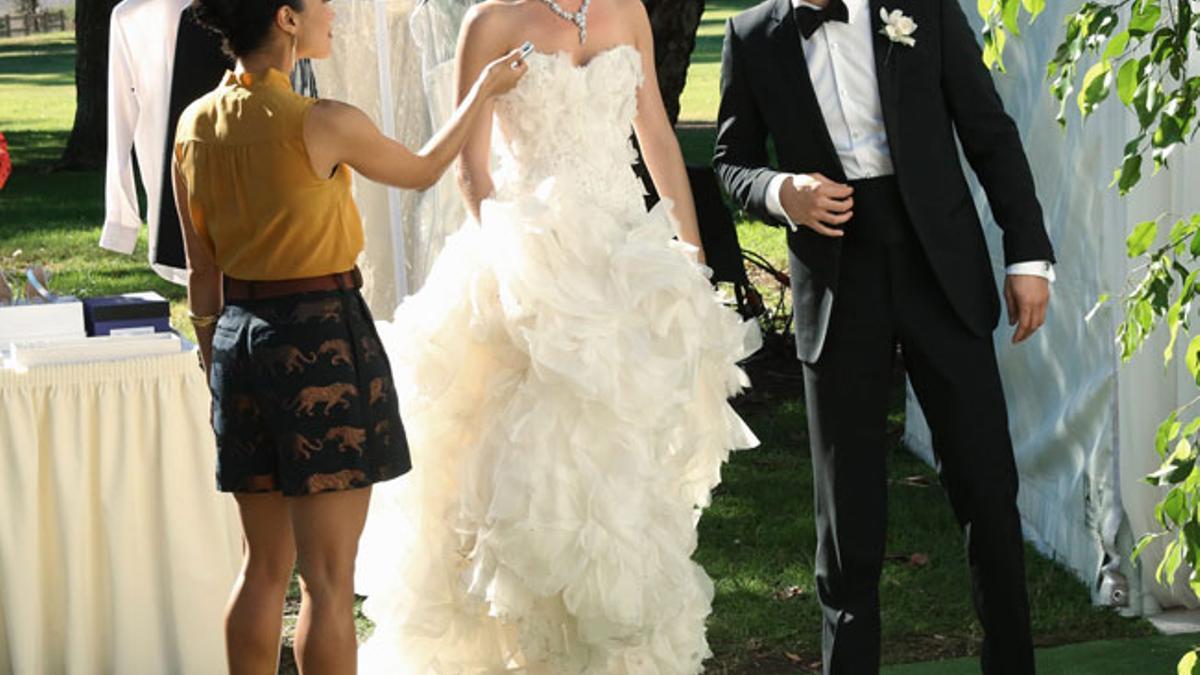 Emily VanCamp y Josh Bowman en su boda durante 'Revenge'