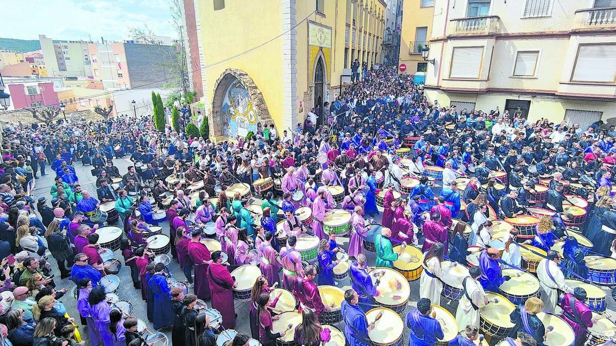 La Rompida de la Hora es el acto más multitudinario de la Semana Santa de l’Alcora ya que atrae a numerosos participantes y visitantes