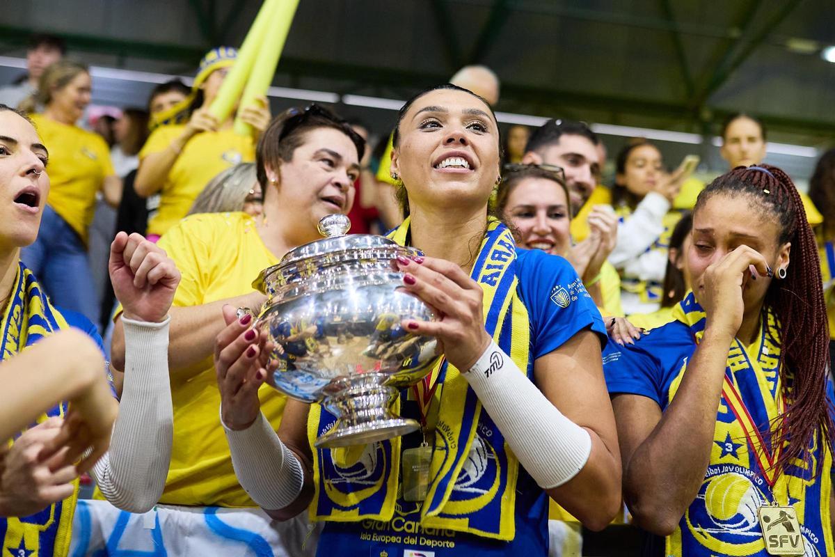 Heloiza Pereira sujeta el trofeo de la Copa de la Reina.