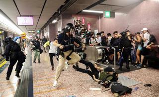 Violenta carga policial en el metro de Hong Kong
