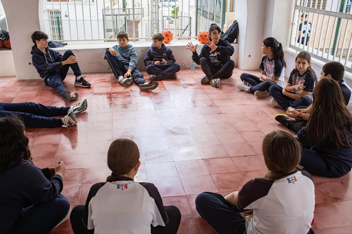 Una de las monitoras de la jornada, dan instrucciones a un grupo de estudiantes participantes.