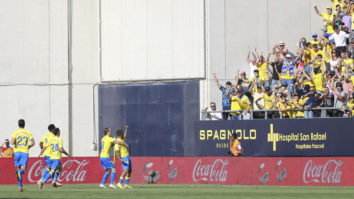 Los jugadores del Cádiz celebran uno de los goles con su afición.