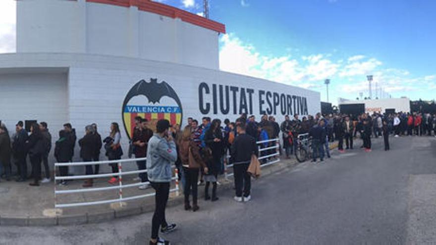 Colas y lleno en el Puchades para el VCF Mestalla-Barça B