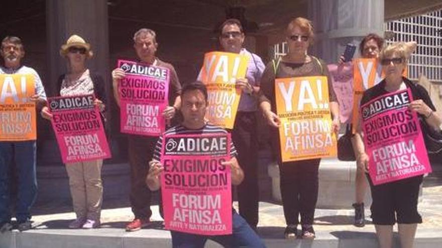 Afectados por Fórum y Afinsa, a las puertas de la Asamblea.