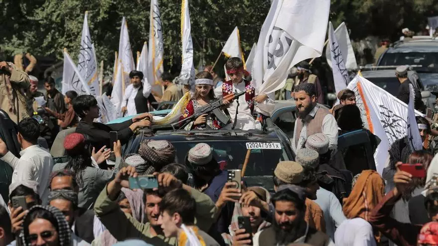 Los talibanes conmemoran el aniversario de la toma de Kabul.