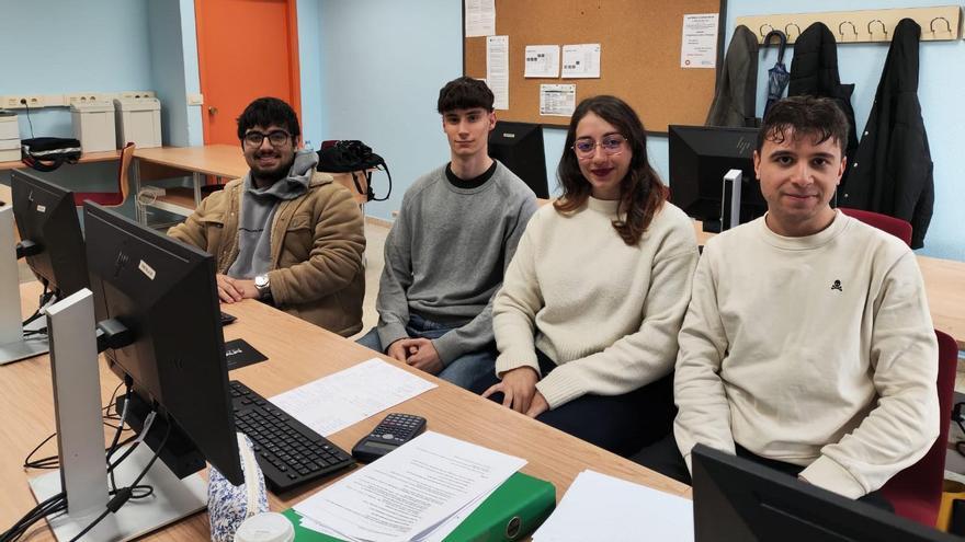 Aarón Alonso, Markus Zbinden, Raquel Curro y Borja Santiago, ayer en el instituto.