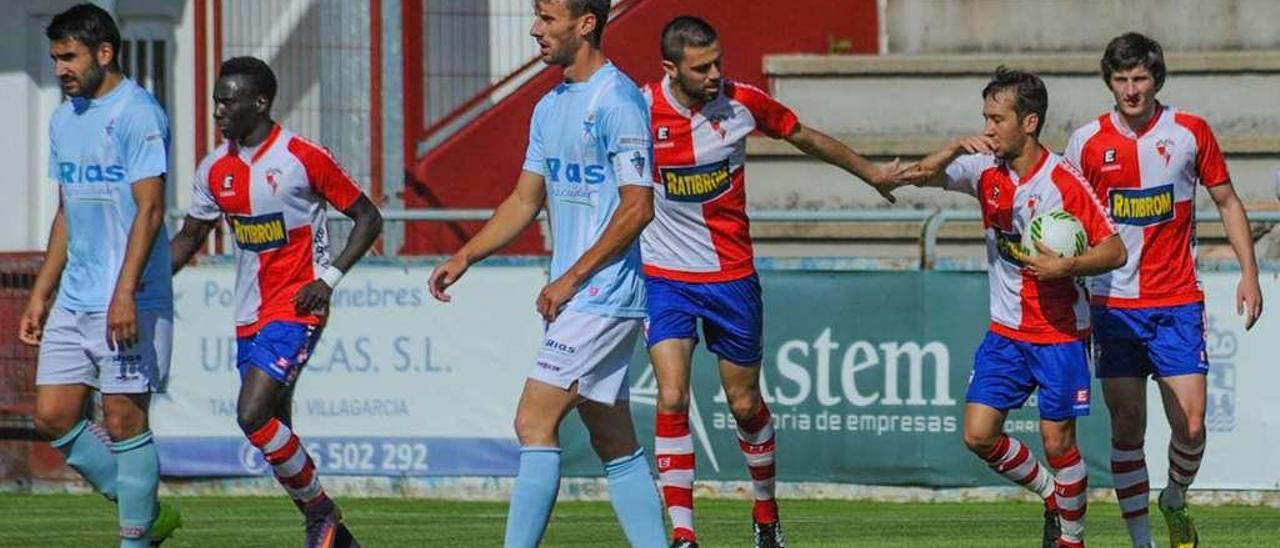 Un encuentro entre el Arosa y el Villalonga en el campo de A Lomba. // I. Abella