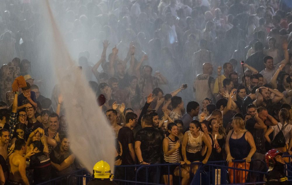 Alicante se rinde al fuego en su noche grande con la Cremà.