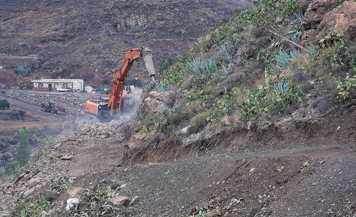 Trabajos el pasado jueves en una de las laderas de la presa de Chira.