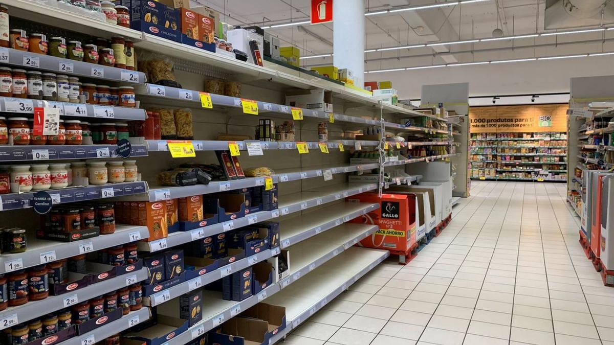 Desabastecimiento de productos en un supermercado vigués. / L. G.