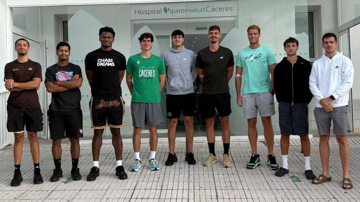 Los jugadores del Cáceres, en la puerta del Hospital Quirónsalud Cáceres.