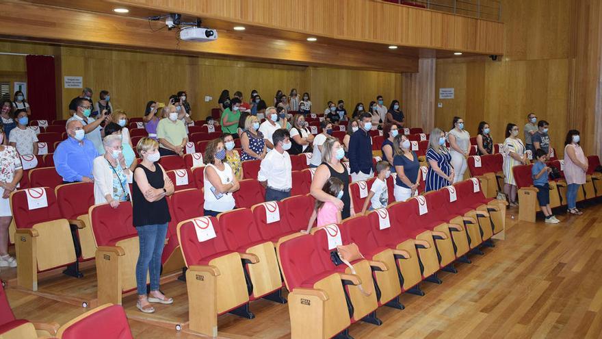 Asistentes a la gala celebrada en el Auditorio Municipal de Valga.