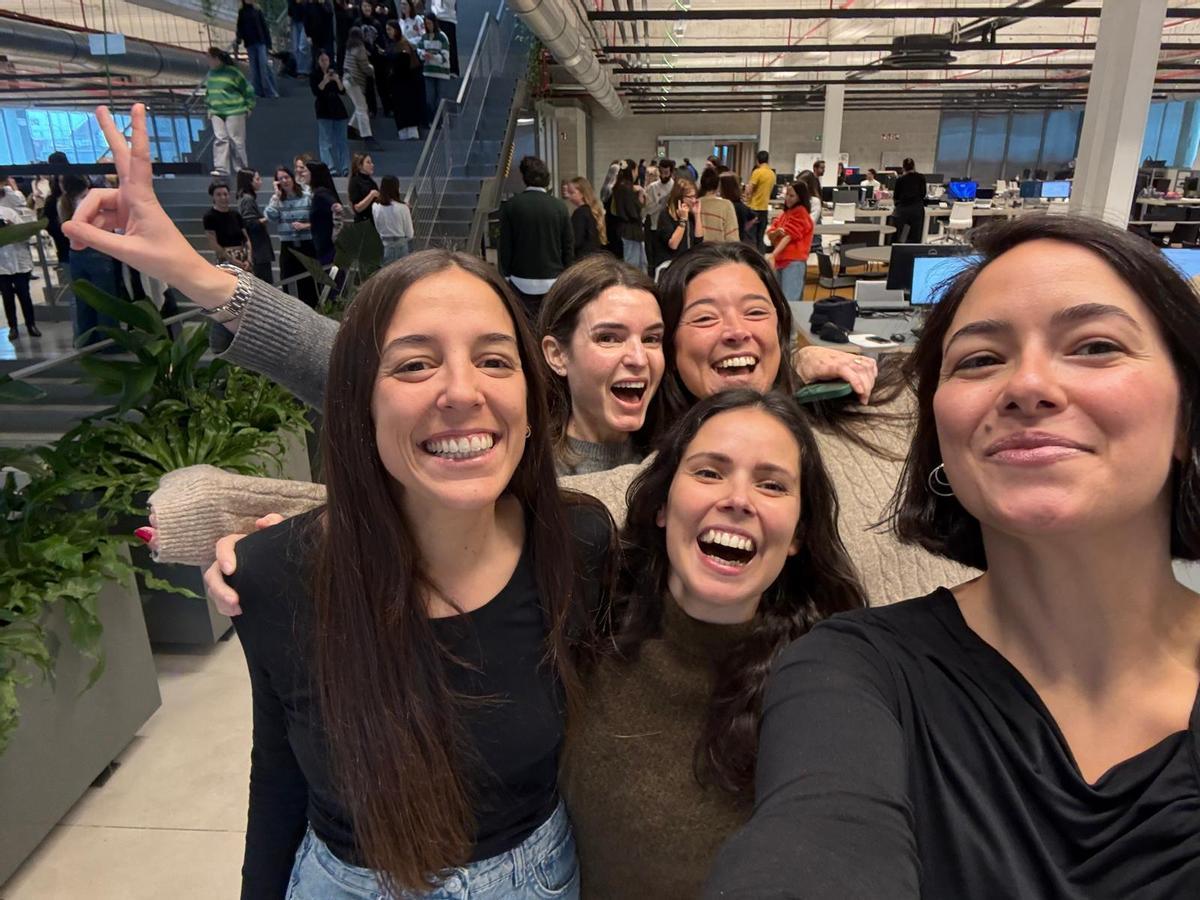 Empleadas de Bimba y Lola celebran en Vigo el segundo premio de la Lotería de Navidad 2025.