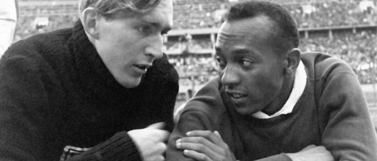 Jesse Owens, con Lutz Long, en una foto que rompió muchos esquemas racistas.