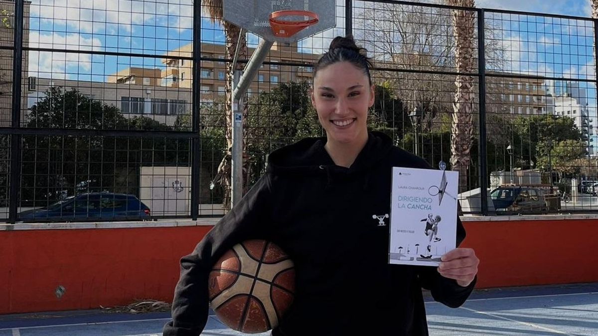 Laura Chahrour, con su libro en una pista de Valencia esta semana.