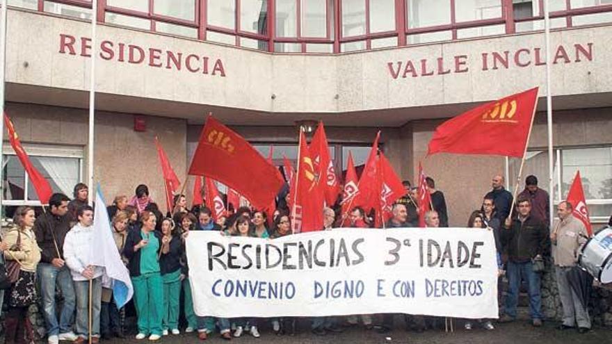 La concentración delante de la residencia &quot;Valle Inclán&quot; comenzó en torno a las once de la mañana.