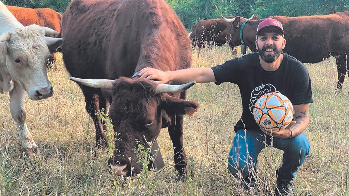 Sergi Arimany, la setmana passada, en un camp a Begudà, amb una de les vaques que té a la masia.