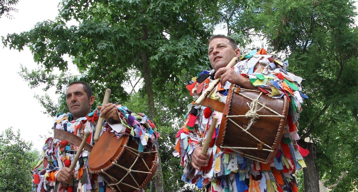 Adolfo Cerro y Juan Antonio Prieto. Los Jarramplas 2023 tocan el tambor.