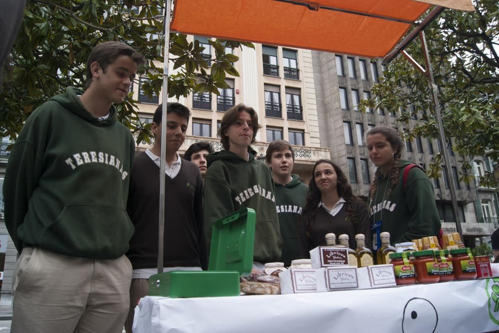 Mercadillo de escolares en el Paseo de Los Álamos de Oviedo