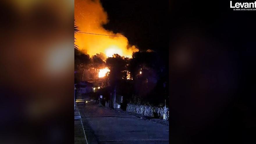 Desalojan a un centenar de vecinos de varios chalés de Xàbia por un incendio