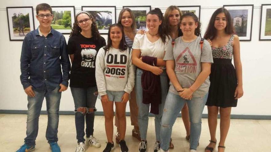 Grupo de alumnos que inauguró ayer la muestra del Pasatiempo y fotografías de la exposición &#039;Detalles&#039;.
