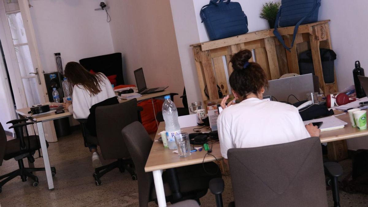 Dues treballadores en una oficina de ‘coworking’ al districte del 22@ de Barcelona | ARXIU/ACN