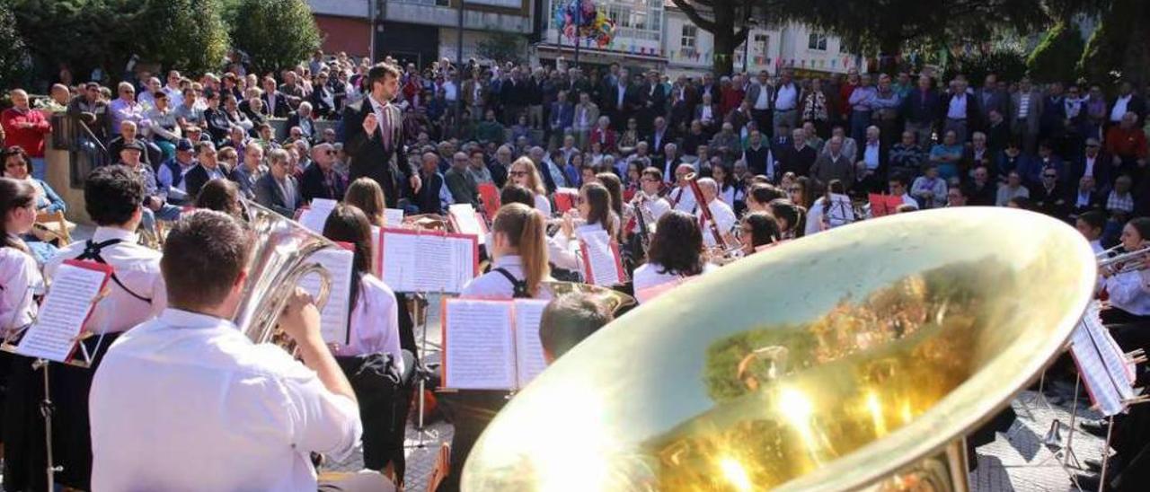 Un instante del concierto de la Banda de Vilatuxe en las Festas das Dores del año pasado. // Bernabé/Gutier