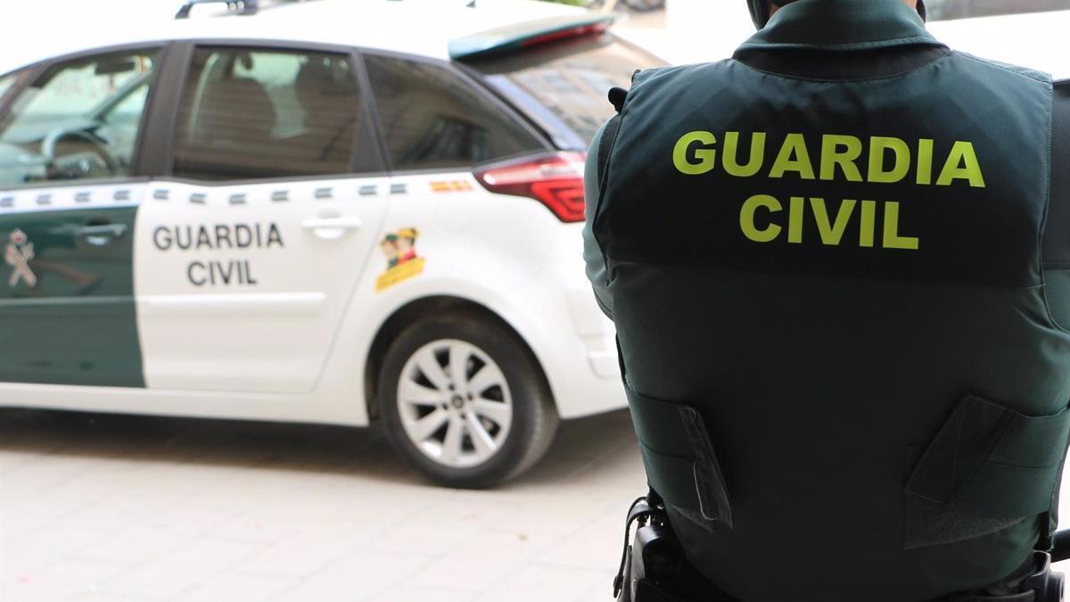 Un agente de la Guardia Civil en una operación anterior.