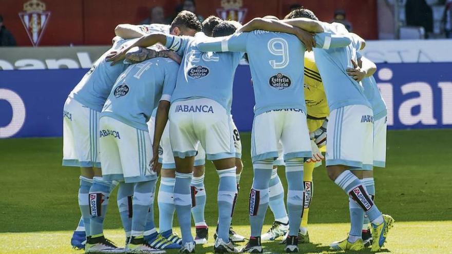 Los jugadores celestes hacen piña para animarse al inicio del partido contra el Sporting de Gijón disputado ayer en El Molinón. // LOF