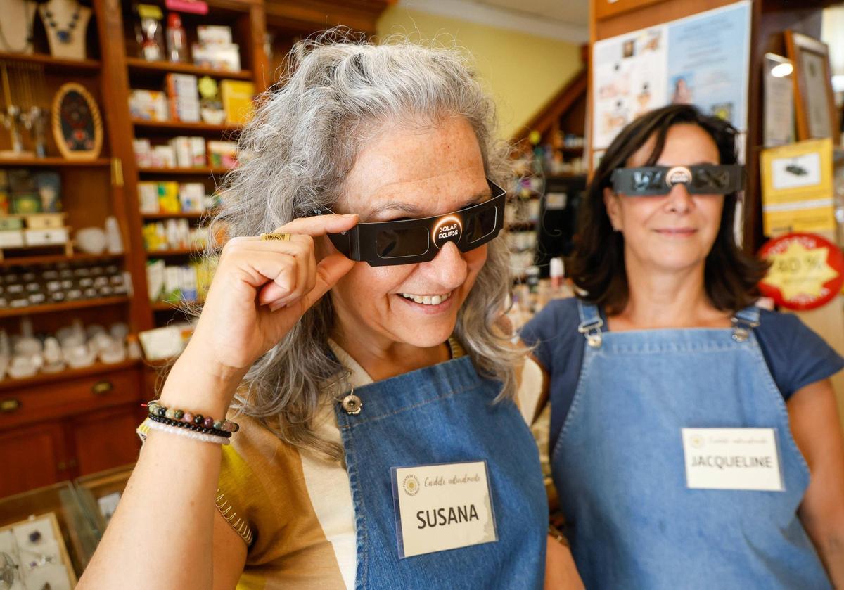 Los comercios de Paterna ofrecen gafas especiales para ver el eclipse solar de agosto.