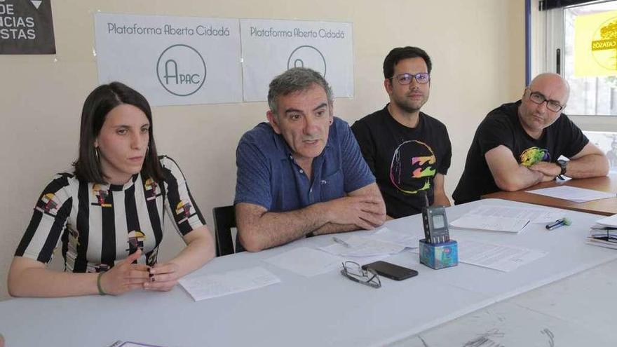 Lara Rodríguez, Manuel Igrexas, Jacobo Vázquez y Maximino Blanco, en la sede de APAC. // Bernabé