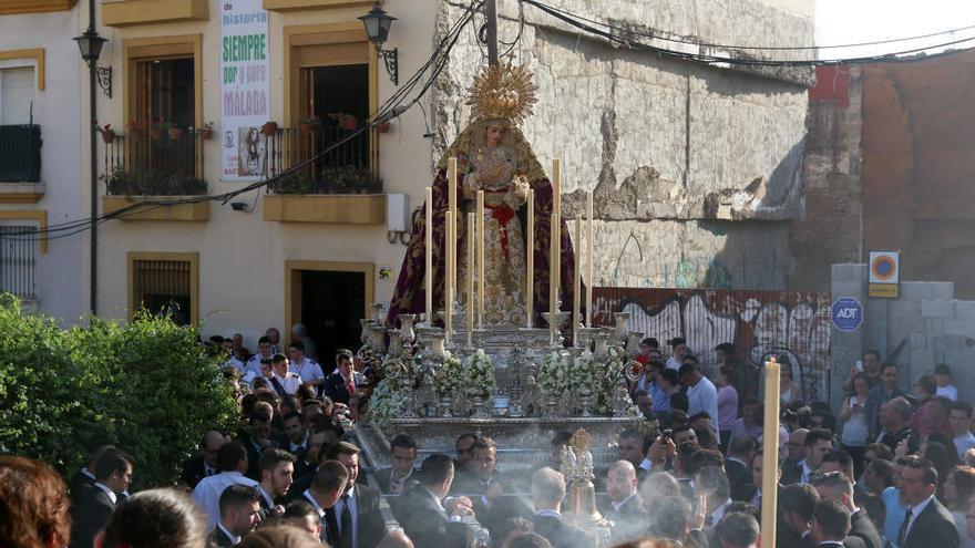 Procesión de la Virgen de la Trinidad por su barrio.