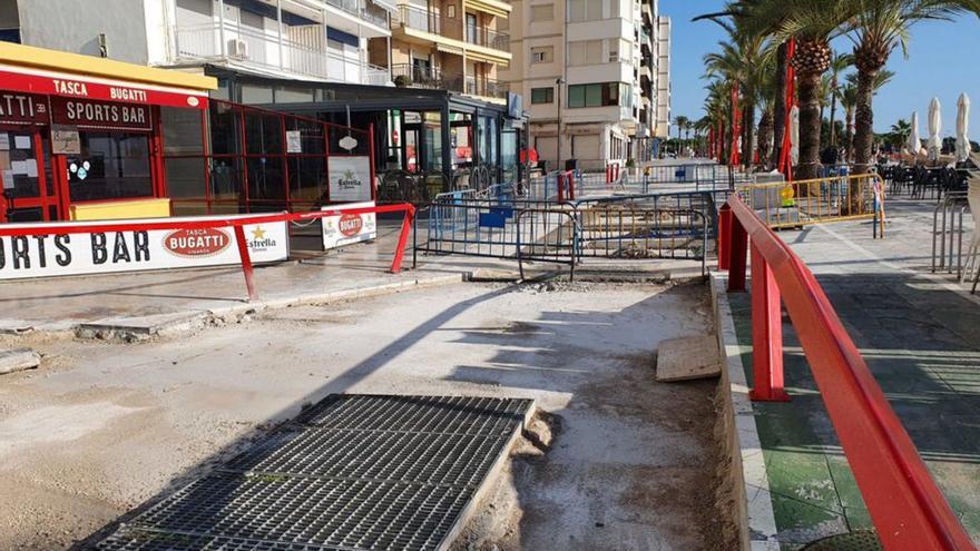 Vinaròs renueva el tramo rodado del pavimento del paseo marítimo