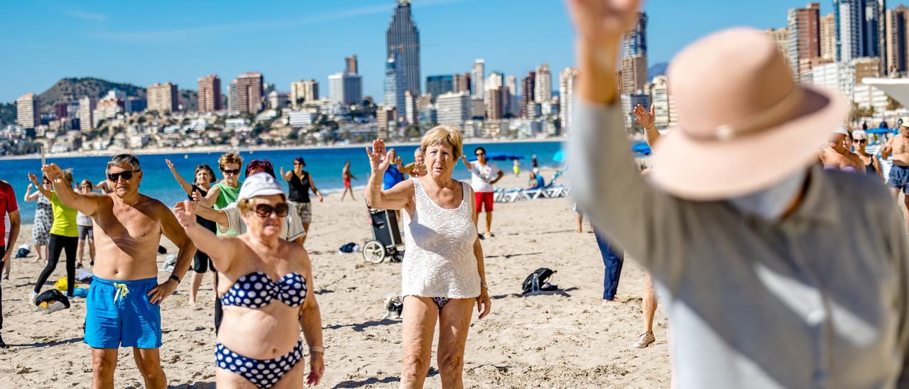 Personas mayores bailando en Benidorm este verano.